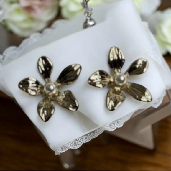 🆕J. Crew Promo Pearl Floral Earrings - Picture 4 of 11